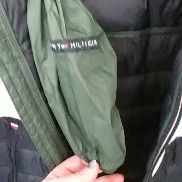 Tommy Hilfiger Packable Jacket. Size MED - Picture 3 of 4